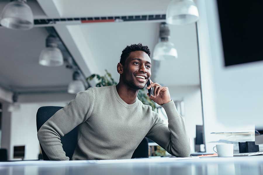 L’homme appelant avec son téléphone