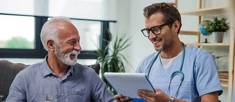 Le médecin parle à son patient