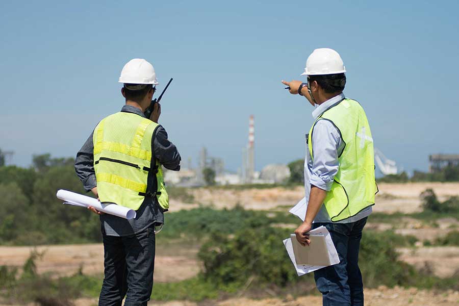 Deux hommes en haute visibilité sur le site minier