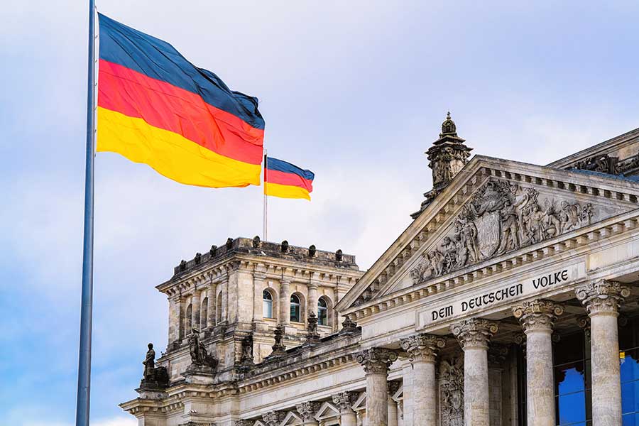 Allemagne berlin reichstag bâtiment du parlement allemand. Drapeau de l’Allemagne agitant dans le vent.