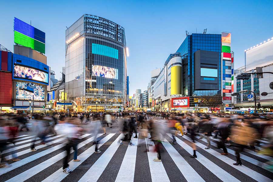 Passage pour piétons de la ville de Tokyo avec de nombreuses personnes et de grands bâtiments en arrière-plan